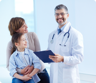 Medico segurando uma prancheta e duas mulheres ao lado olhando para ele, todos sorrindo